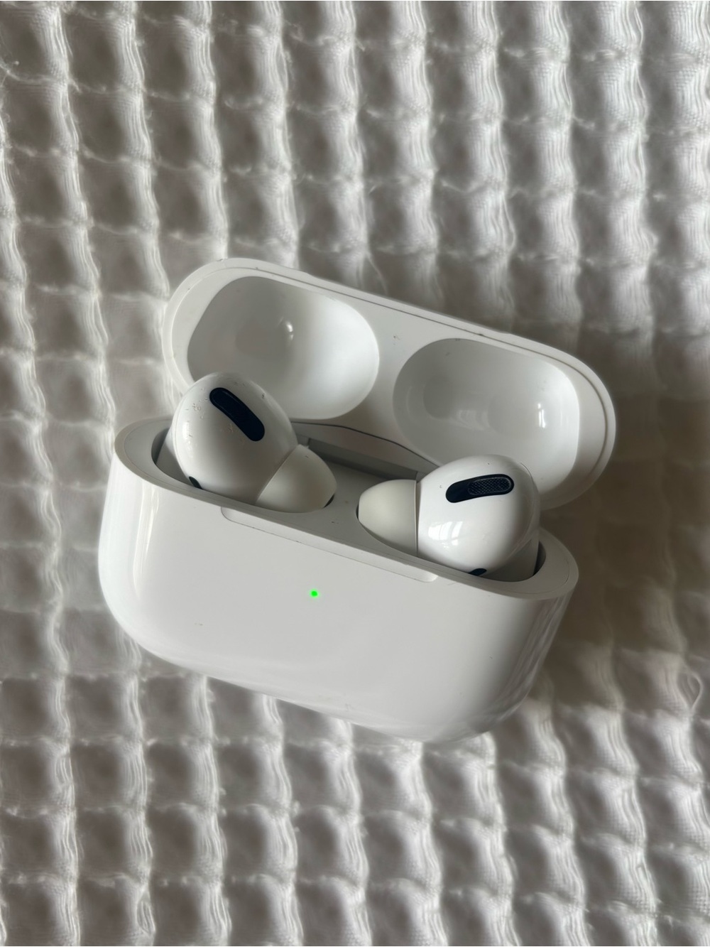 AirPods Pro (1st Gen) with MagSafe Charging Case - Picture 6 of 10